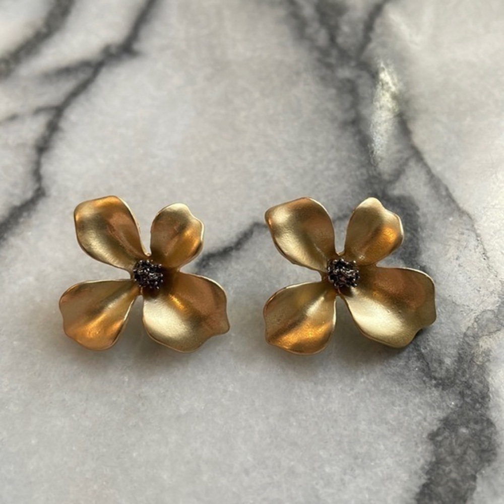 🖤5/$25 Gold flower metal earrings brushed matte finish